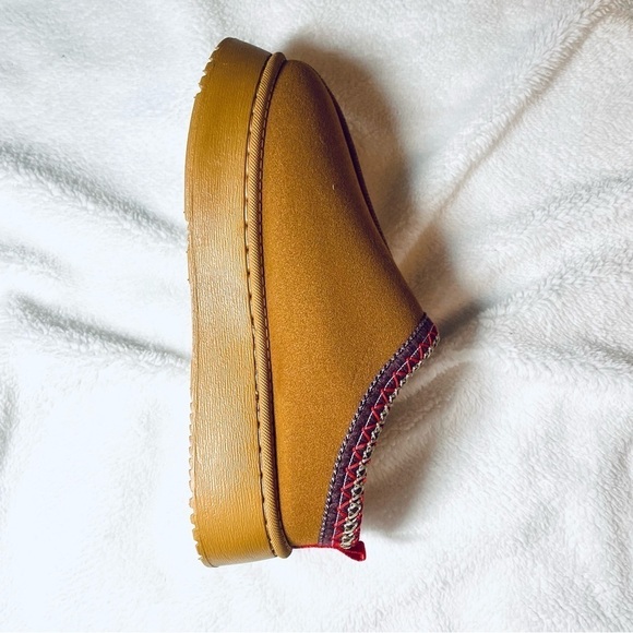 NWOT Women's Wool Slippers - Size: US 8-8.5 - Picture 10 of 13